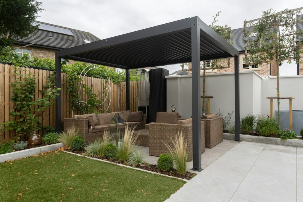 Covered patio for a family home, Munich - Pergolas & canopies - Private homes